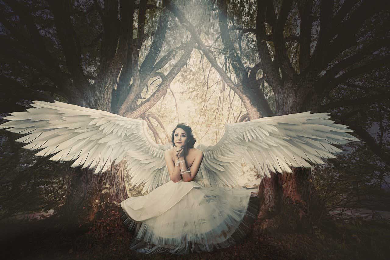 Девочка с крыльями в лесу